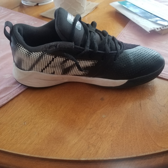 Nike boys running shoes - Picture 3 of 4